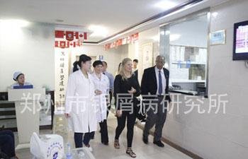 外国专家们在杨淑莲主任的陪伴下参观医院